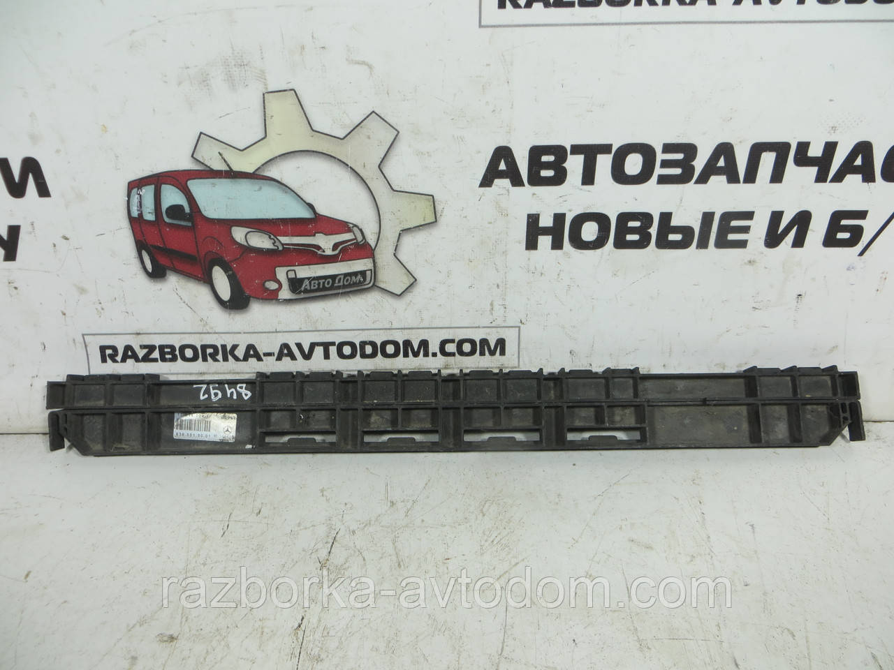 Рамка радіатора охолодження верхня Mercedes Vito 638 2,2CDI, 2,3 (96-03) OE 6385013001
