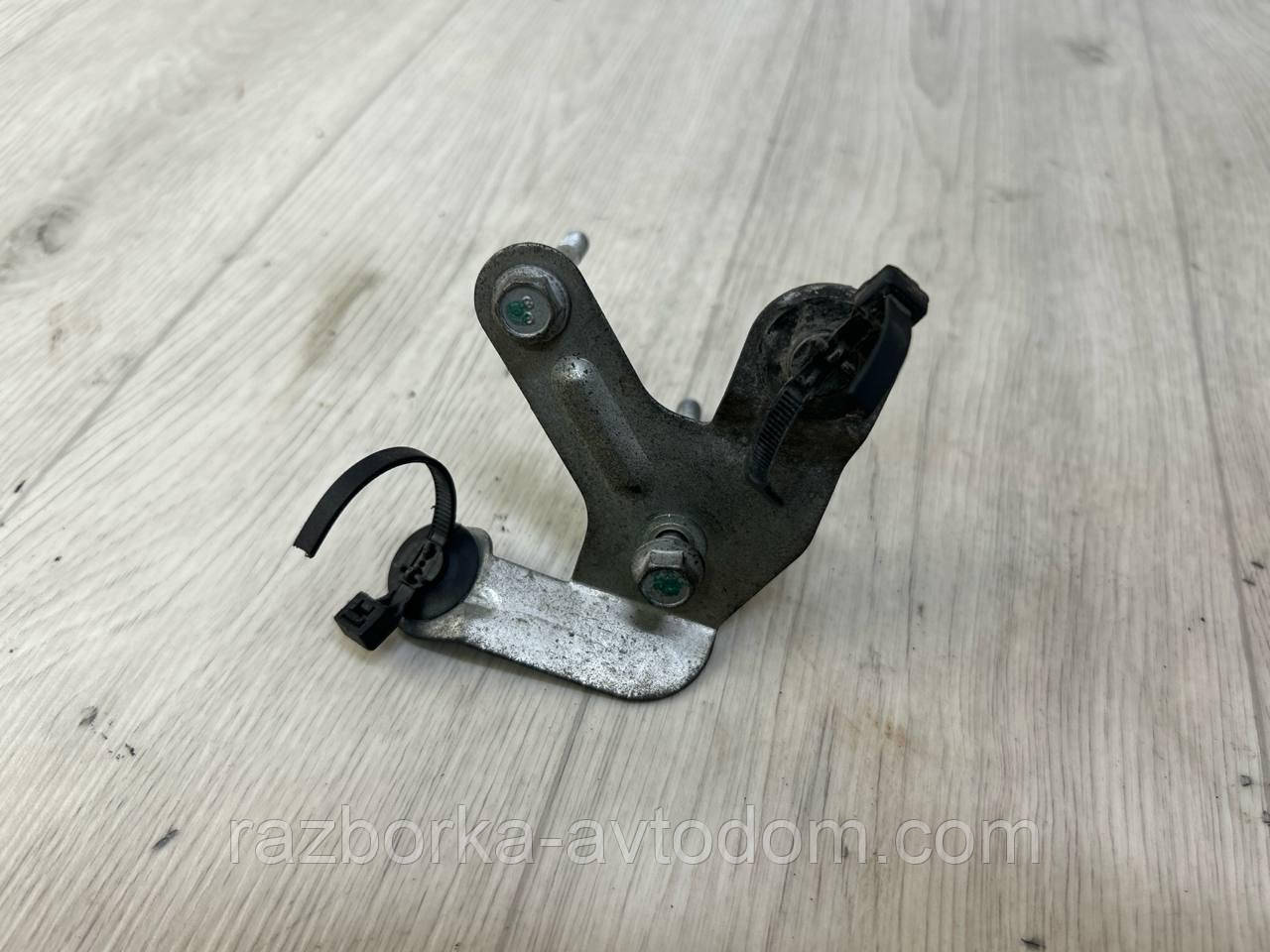 Кріплення розподілювача палива 1.9CDTI Opel Zafira B, Astra H, Vectra C OE:55210614