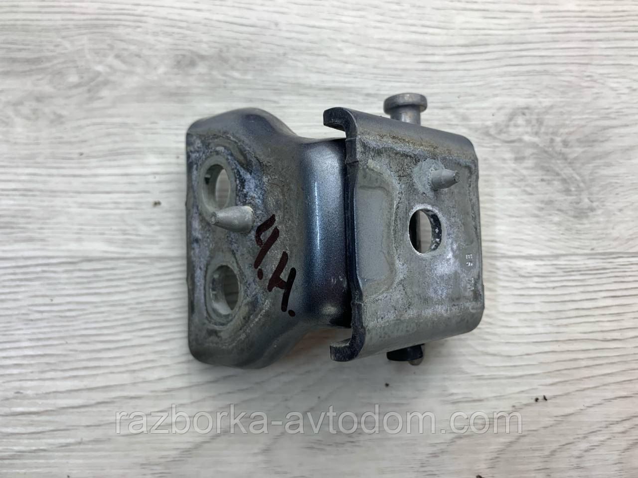 Петля передніх правих дверей нижня Peugeot 407 (04-11) OE: 9035P9