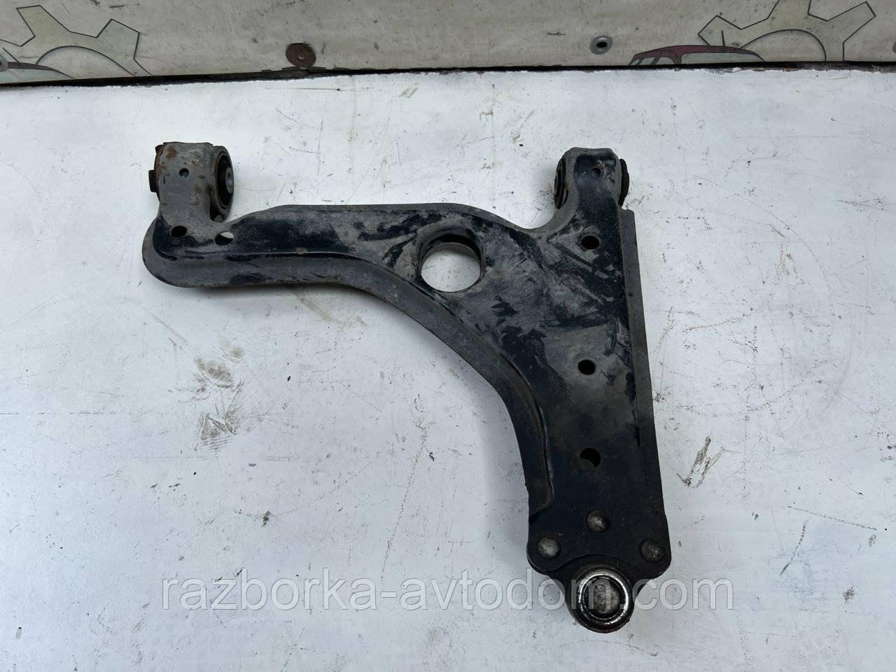 Важіль передній лівий Opel Astra H (2004-2012) OE:90498735