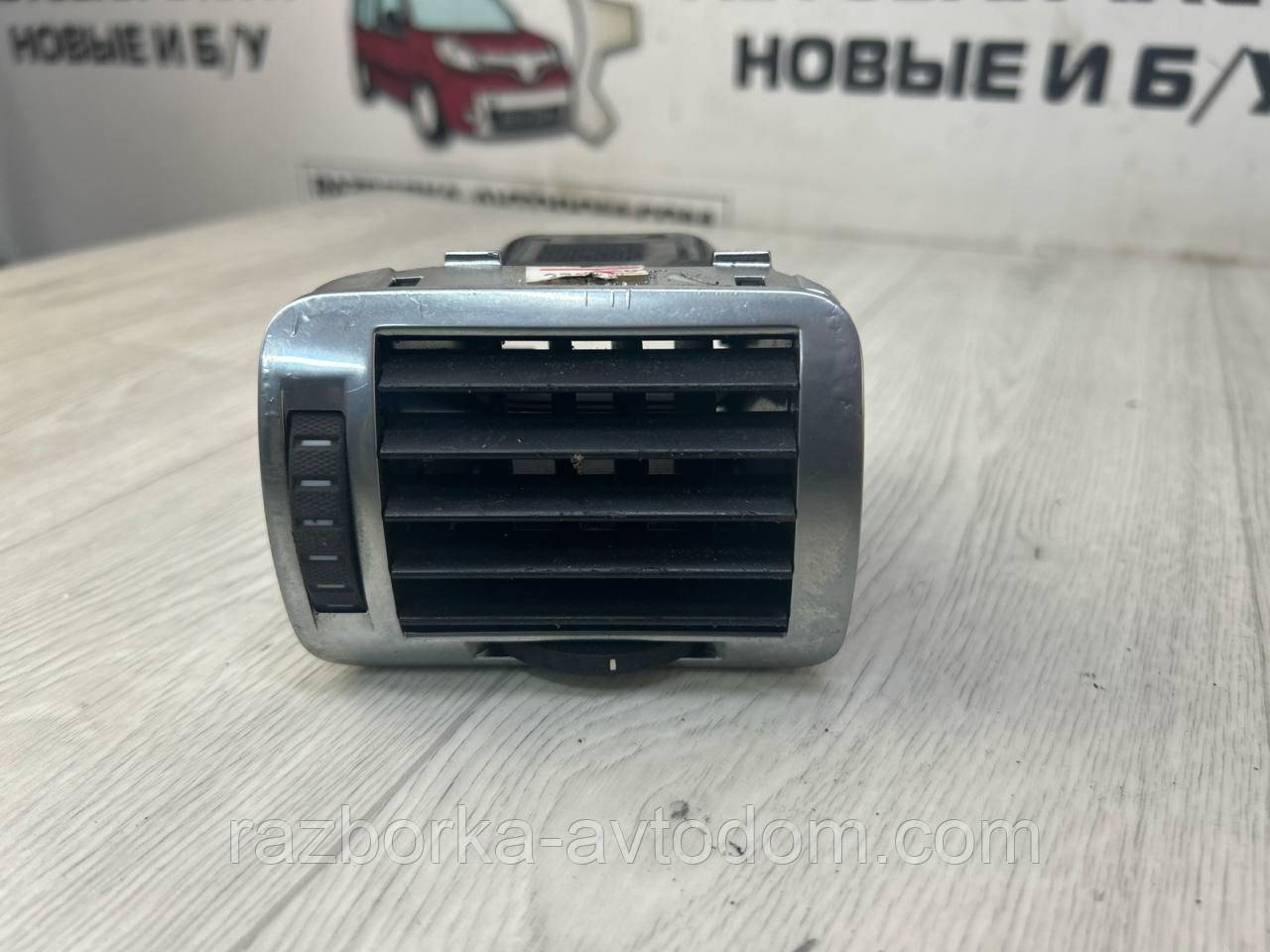 Дефлектор (віддушування) торпеди правий Skoda Superb 1 (02-08) OE:3u0819702g