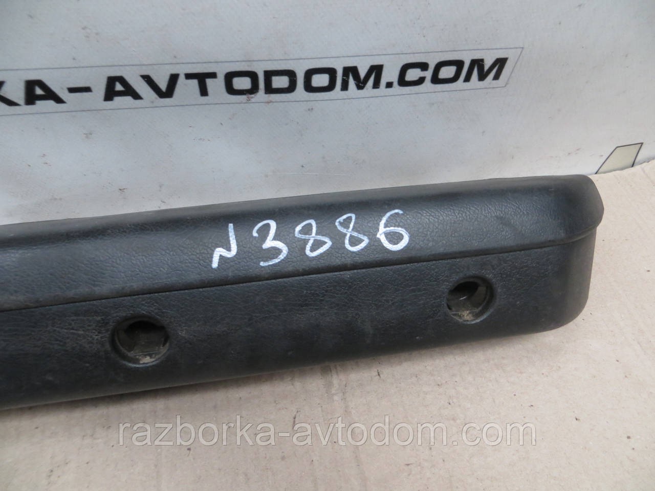 Ручка внутрішня підлокітник задніх правих дверей Nissan Sunny N13 (1986-1990) OE: 8094057M00
