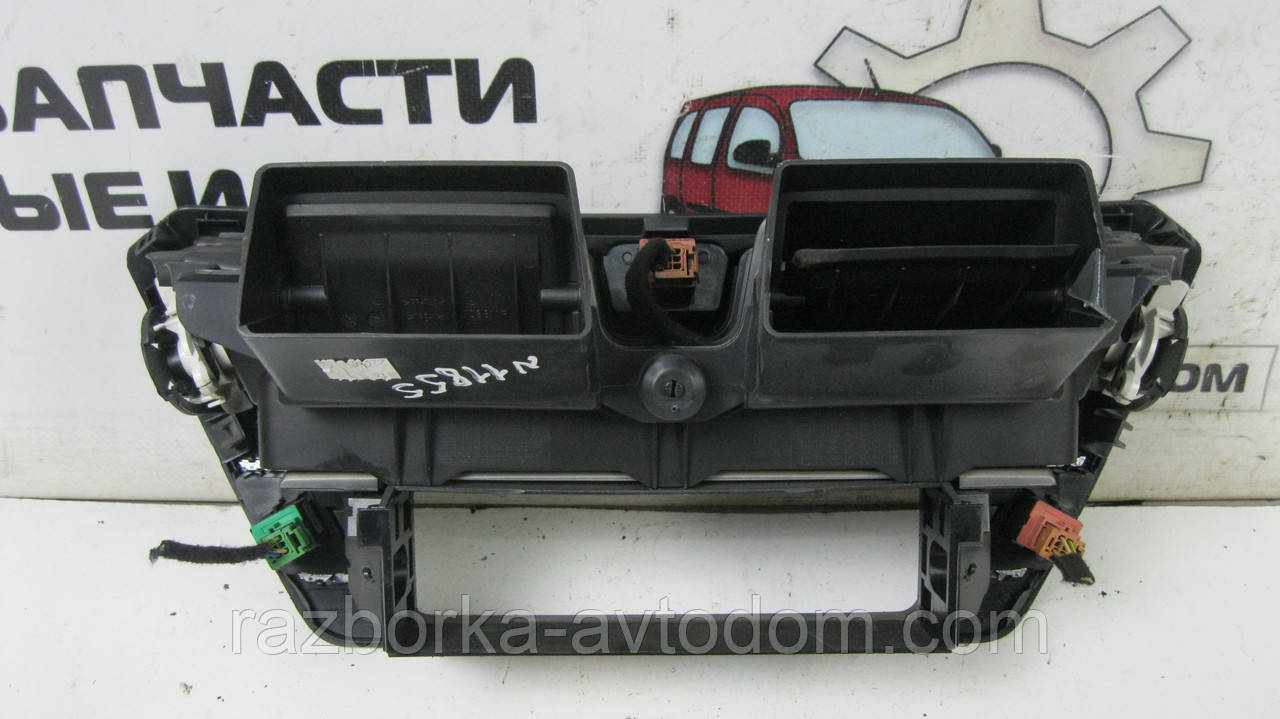 Дефлектор/повітродув центральний Citroen C4 Picasso (2006-2013) OE:8265AN