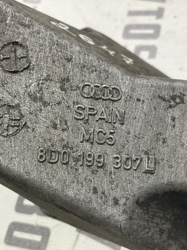 Кронштейн двигуна Audi A4 B5 (94-01) лівий OEM 8d0199307