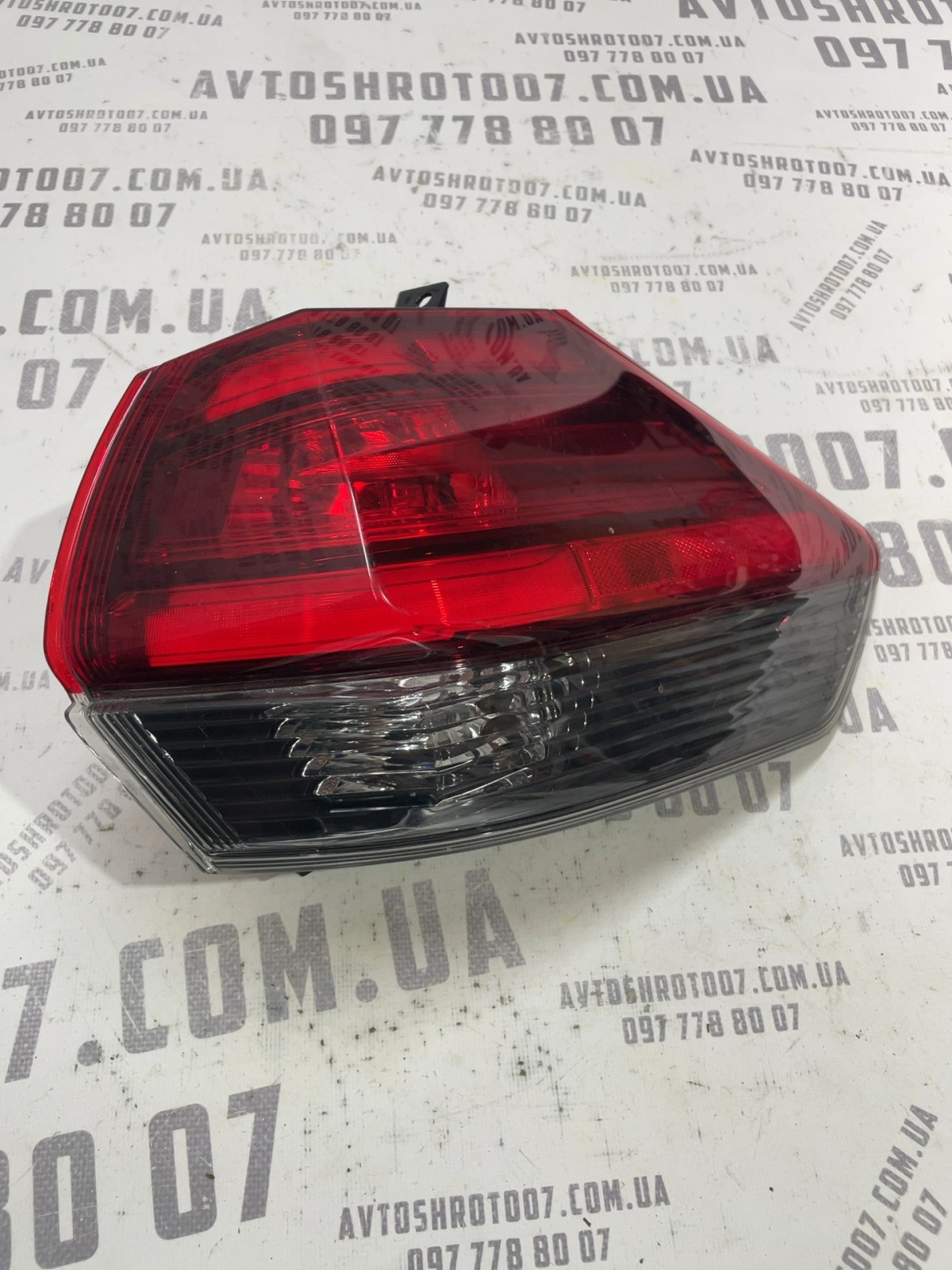 Ліхтар задній правий Nissan Rogue T32 (13-20) 949649