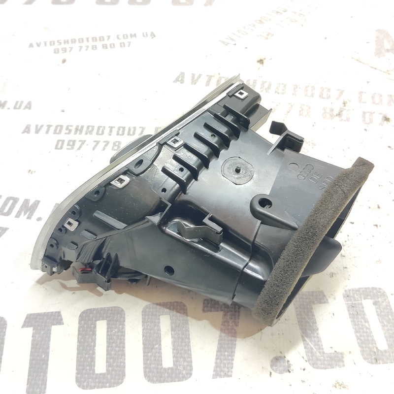 Дефлектор обдуву правий Audi A4 B8 (07-15) 2.0 дизель фото 2