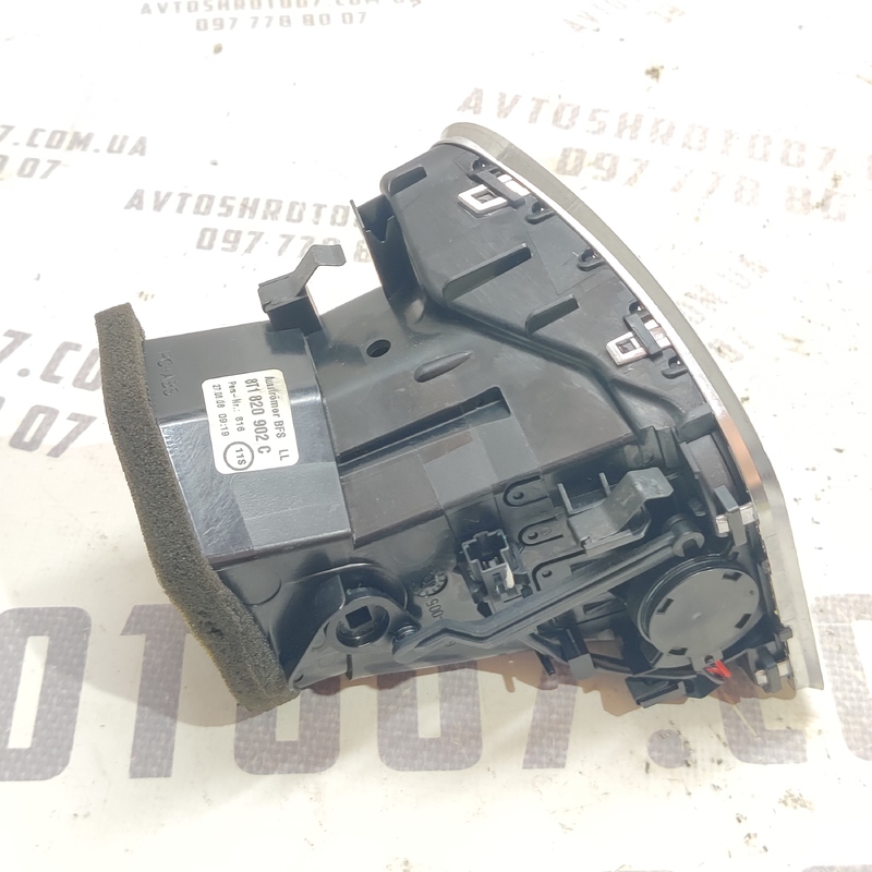 Дефлектор обдуву правий Audi A4 B8 (07-15) 2.0 дизель