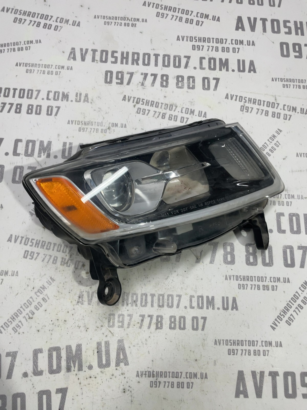 Фара передня права Jeep Grand Cherokee WK2 61A18080137
