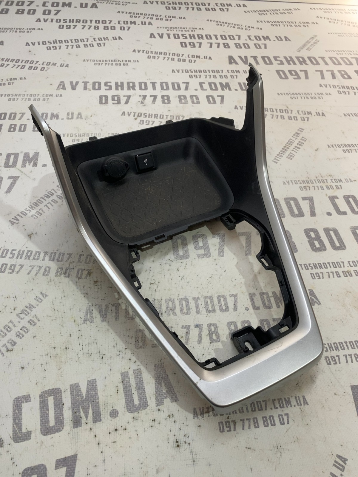 Накладка салону Toyota RAV4 5 (18-24) 5880542080