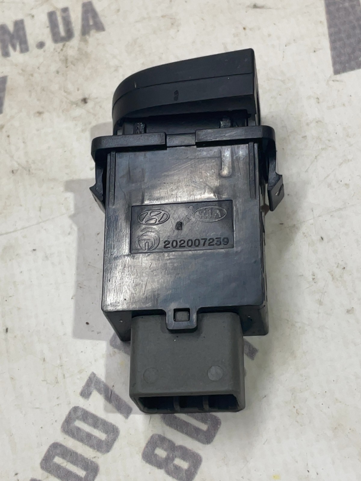 Кнопка обігріву Hyundai Accent 3 (05-11) 1.5D 937101E000